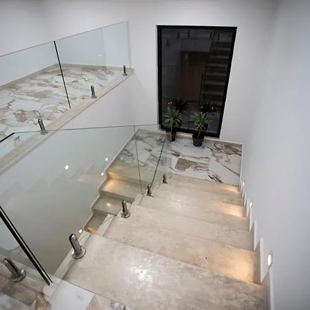 Klaus 4* Tirana